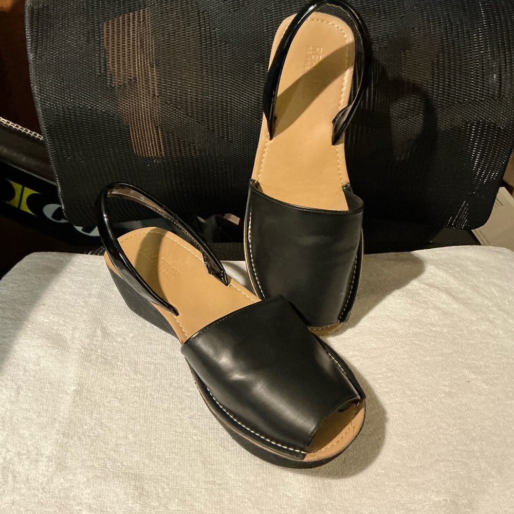 Kenneth Cole New York Black and Tan Sandals with Slingback Design